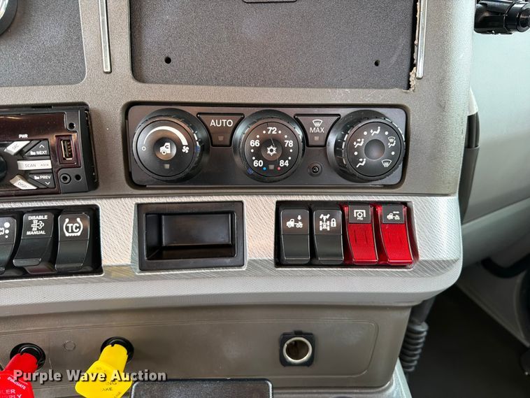 image for item EG9311 2015 Kenworth T680 semi truck