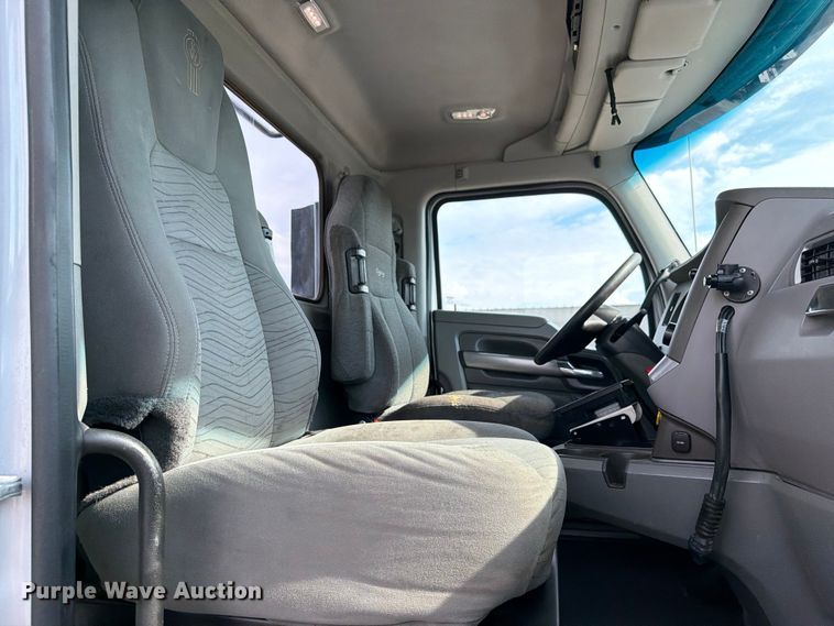 image for item EG9311 2015 Kenworth T680 semi truck