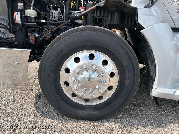 image for item EG9311 2015 Kenworth T680 semi truck