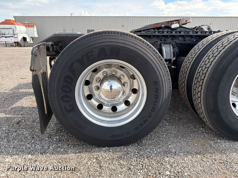 image for item EG9311 2015 Kenworth T680 semi truck