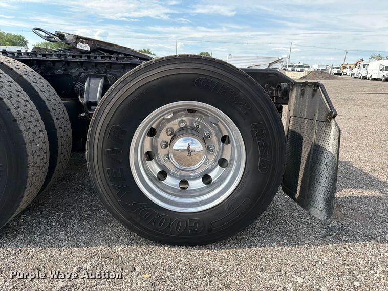 image for item EG9311 2015 Kenworth T680 semi truck