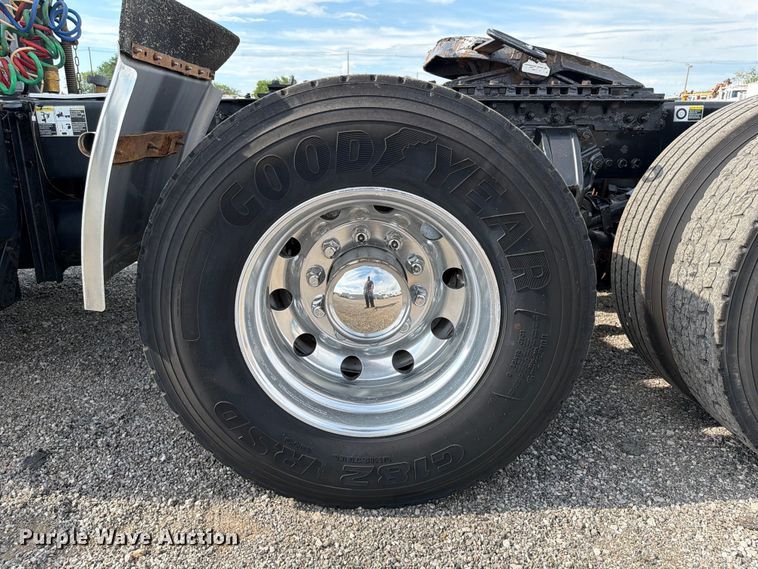 image for item EG9311 2015 Kenworth T680 semi truck