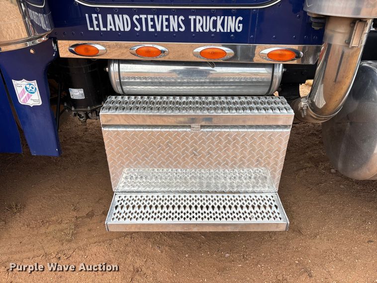 image for item EL2532 2002 Peterbilt 379 semi truck
