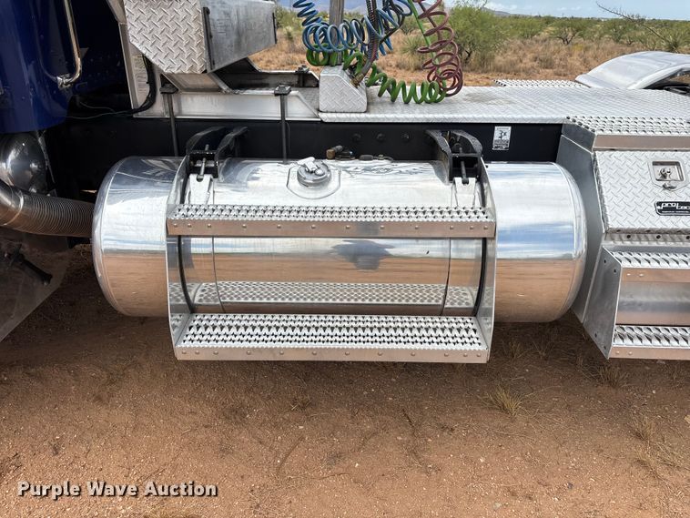 image for item EL2532 2002 Peterbilt 379 semi truck