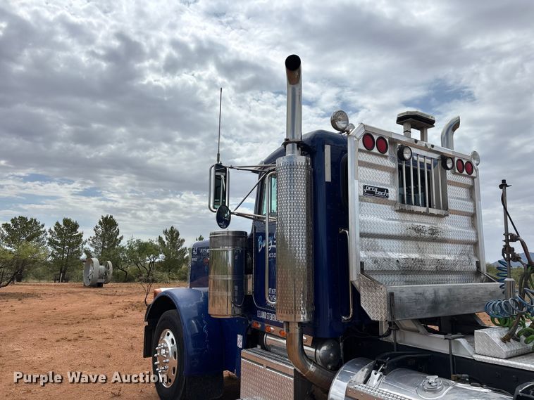 image for item EL2532 2002 Peterbilt 379 semi truck