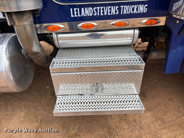 image for item EL2532 2002 Peterbilt 379 semi truck