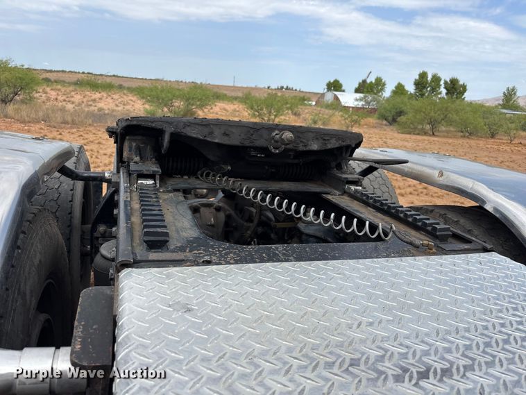 image for item EL2532 2002 Peterbilt 379 semi truck