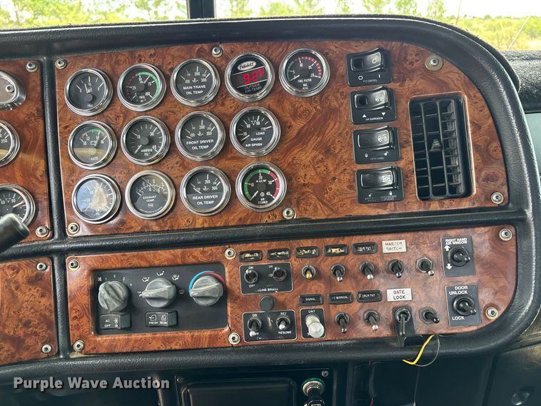 image for item EL2532 2002 Peterbilt 379 semi truck