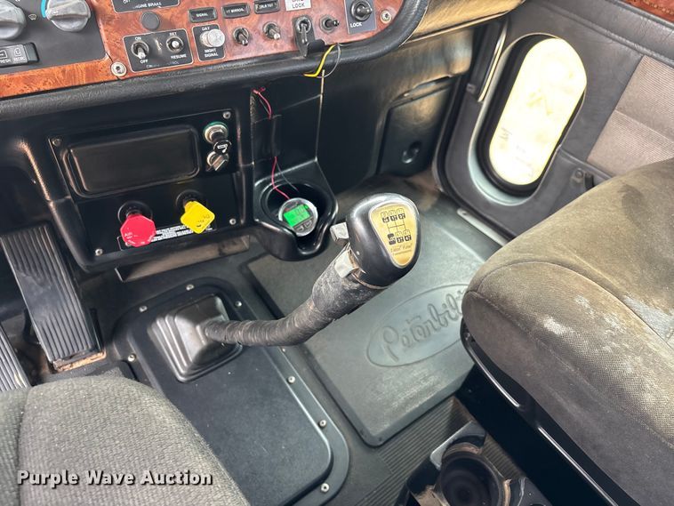 image for item EL2532 2002 Peterbilt 379 semi truck