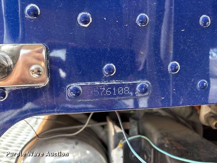 image for item EL2532 2002 Peterbilt 379 semi truck