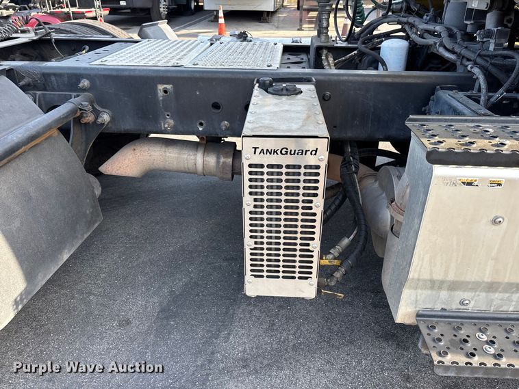 image for item EL2585 2016 International 8600 semi truck