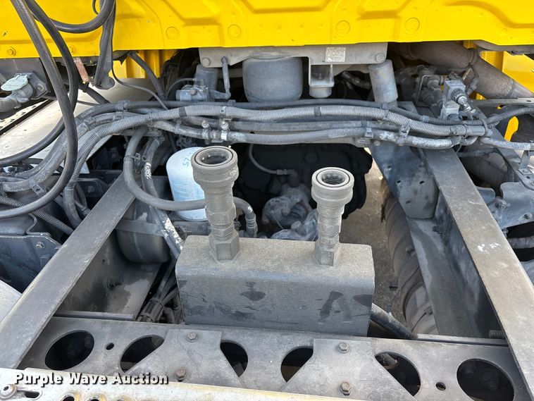 image for item EL2585 2016 International 8600 semi truck
