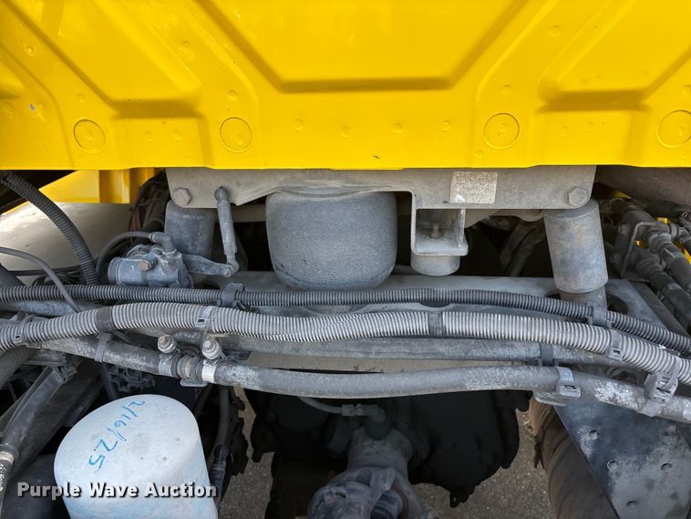 image for item EL2585 2016 International 8600 semi truck