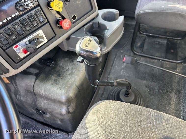 image for item EL2585 2016 International 8600 semi truck