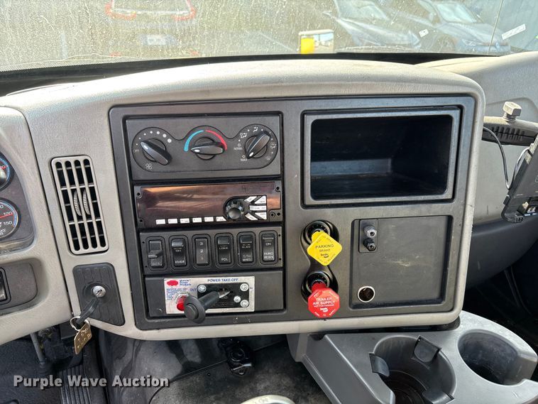 image for item EL2585 2016 International 8600 semi truck