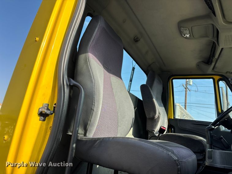 image for item EL2585 2016 International 8600 semi truck