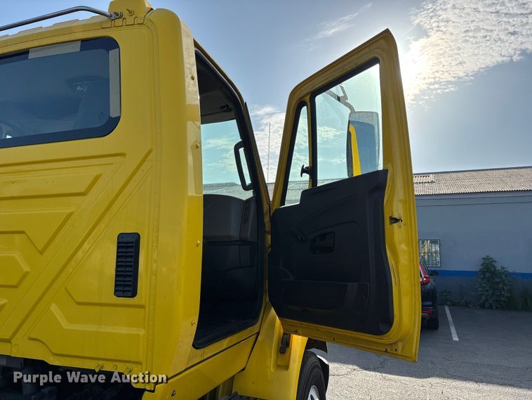 image for item EL2585 2016 International 8600 semi truck