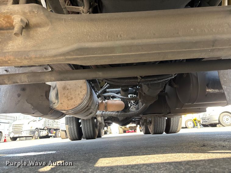image for item EL2585 2016 International 8600 semi truck