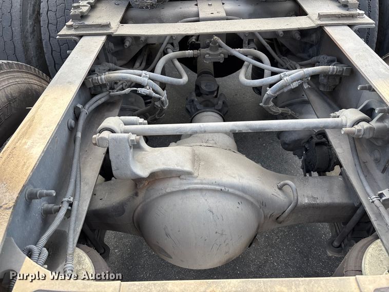 image for item EL2585 2016 International 8600 semi truck
