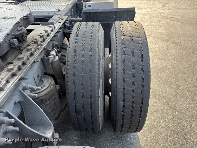 image for item EL2585 2016 International 8600 semi truck