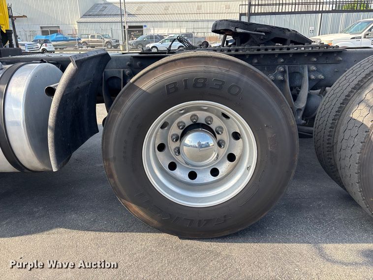 image for item EL2585 2016 International 8600 semi truck