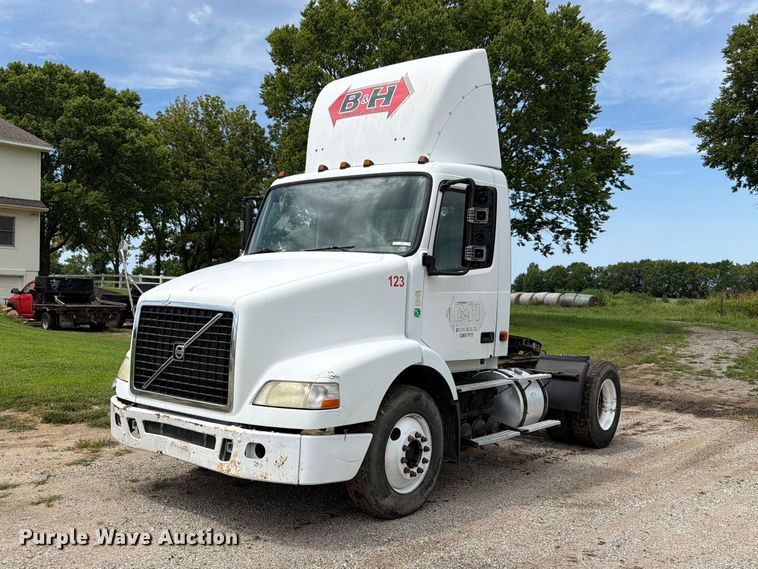 2006 Volvo VNM semi truck