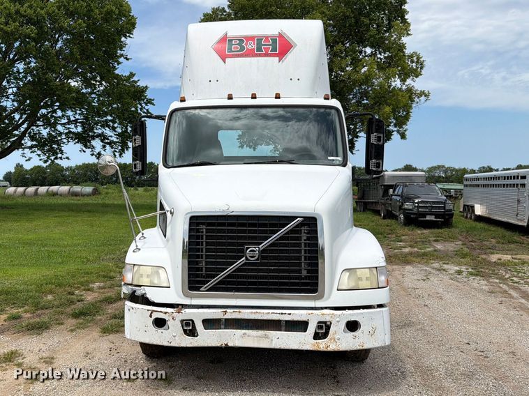 image for item EO8685 2006 Volvo VNM semi truck