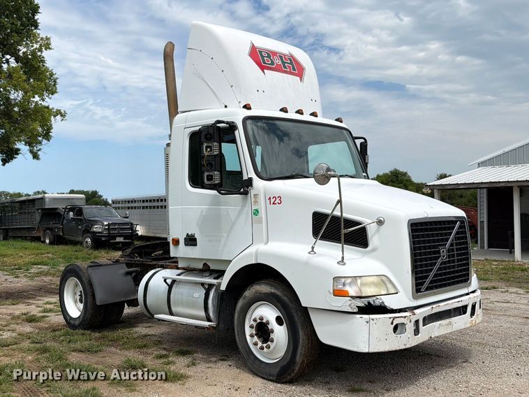 image for item EO8685 2006 Volvo VNM semi truck