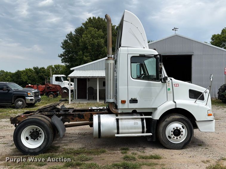 image for item EO8685 2006 Volvo VNM semi truck
