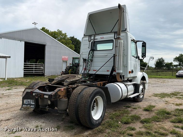 image for item EO8685 2006 Volvo VNM semi truck