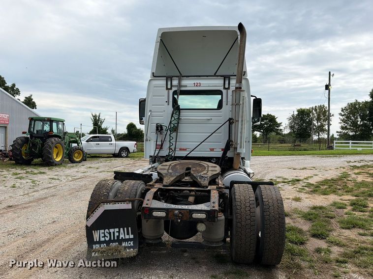 image for item EO8685 2006 Volvo VNM semi truck