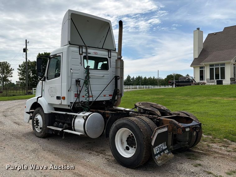 image for item EO8685 2006 Volvo VNM semi truck