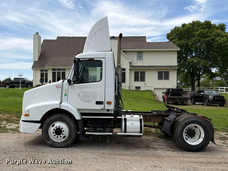 image for item EO8685 2006 Volvo VNM semi truck