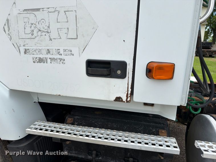 image for item EO8685 2006 Volvo VNM semi truck