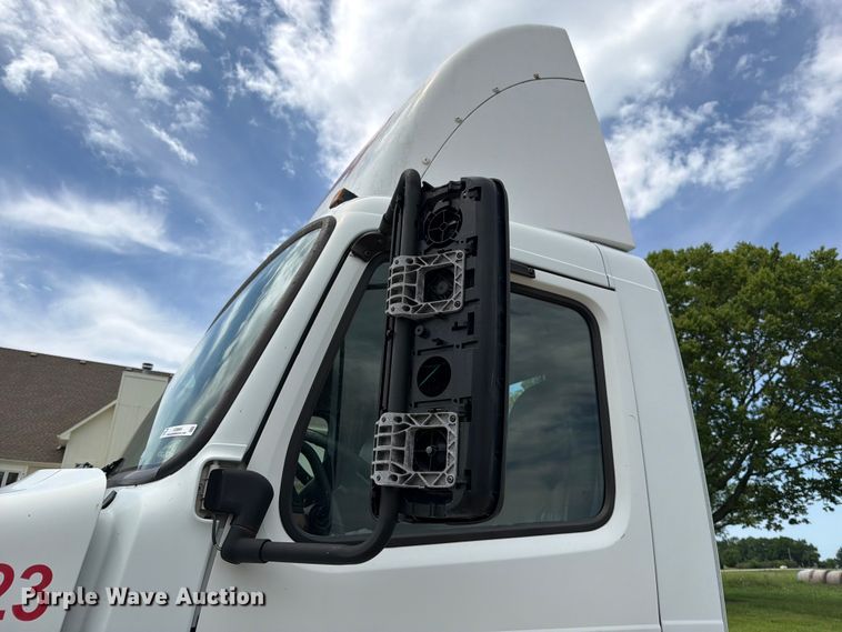 image for item EO8685 2006 Volvo VNM semi truck