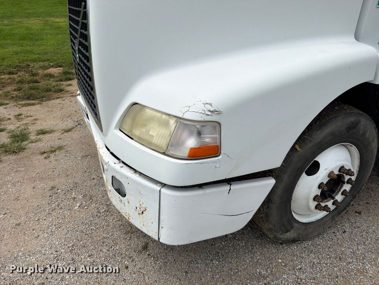 image for item EO8685 2006 Volvo VNM semi truck