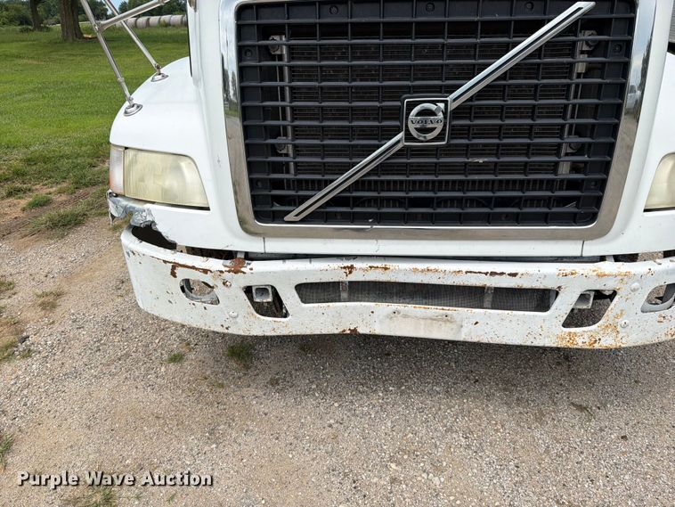 image for item EO8685 2006 Volvo VNM semi truck