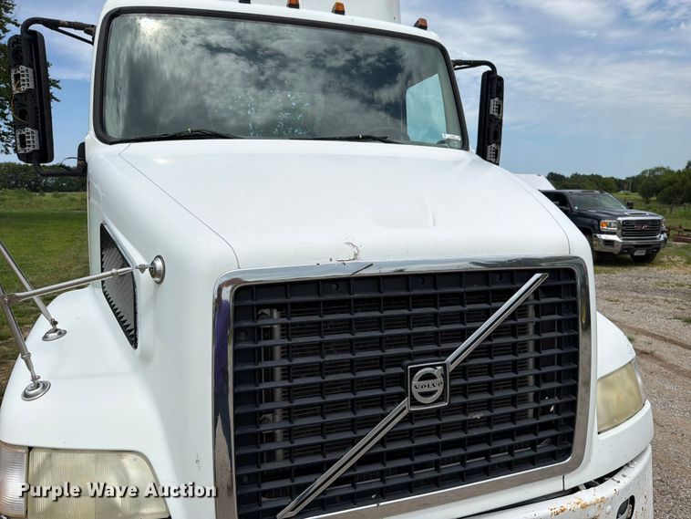 image for item EO8685 2006 Volvo VNM semi truck