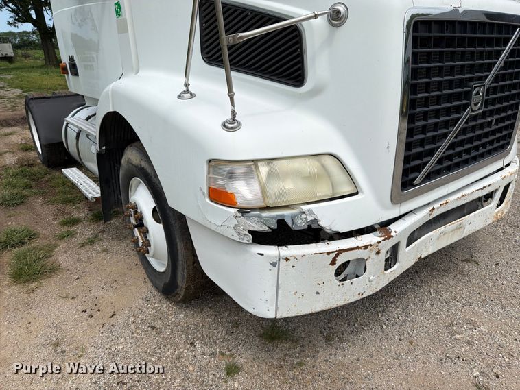 image for item EO8685 2006 Volvo VNM semi truck