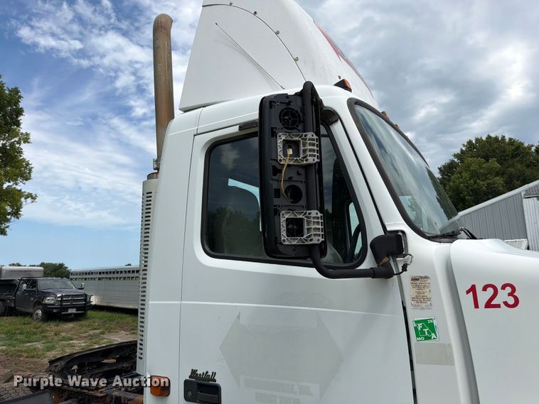 image for item EO8685 2006 Volvo VNM semi truck
