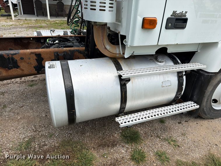 image for item EO8685 2006 Volvo VNM semi truck