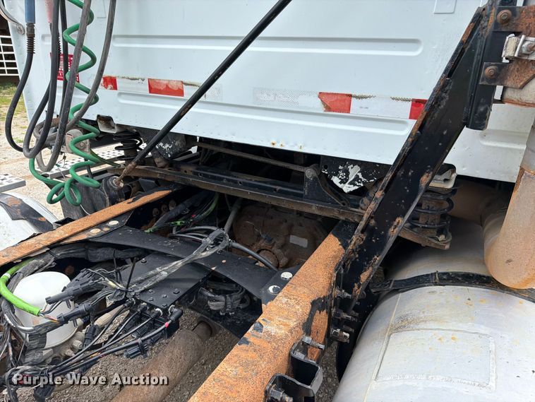 image for item EO8685 2006 Volvo VNM semi truck