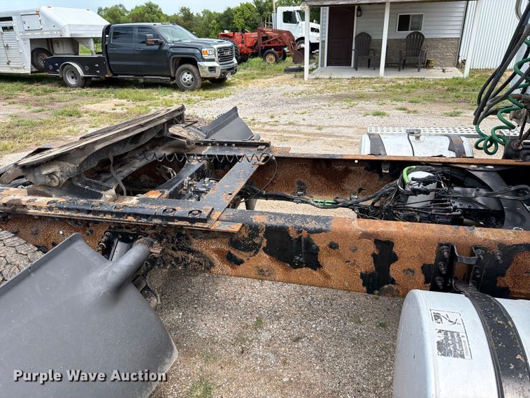 image for item EO8685 2006 Volvo VNM semi truck