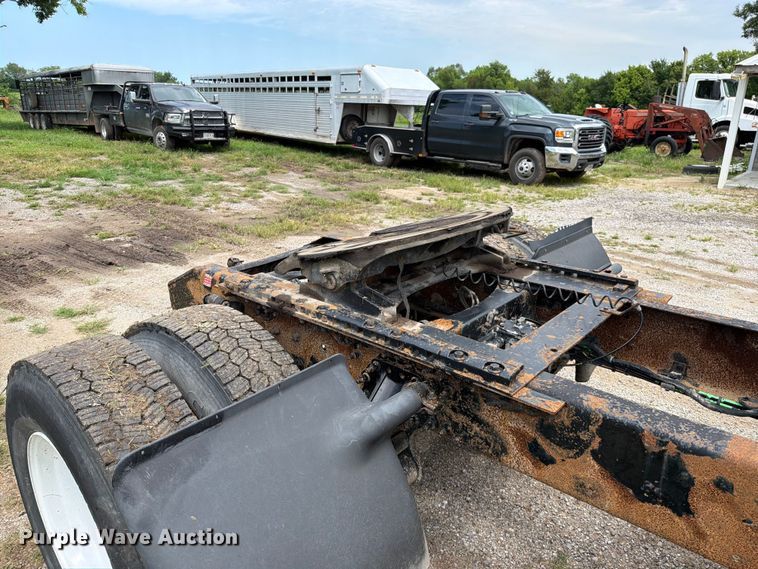 image for item EO8685 2006 Volvo VNM semi truck