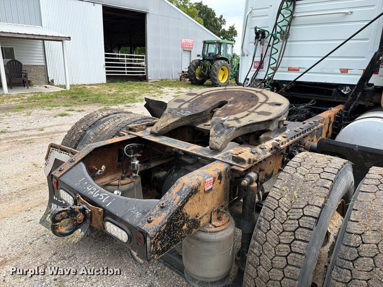 image for item EO8685 2006 Volvo VNM semi truck