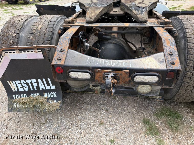 image for item EO8685 2006 Volvo VNM semi truck