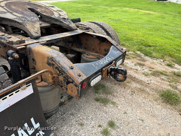 image for item EO8685 2006 Volvo VNM semi truck