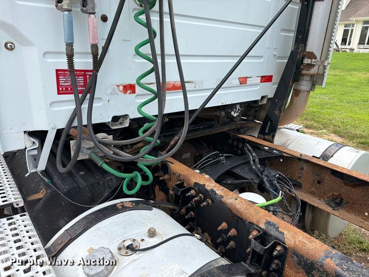 image for item EO8685 2006 Volvo VNM semi truck
