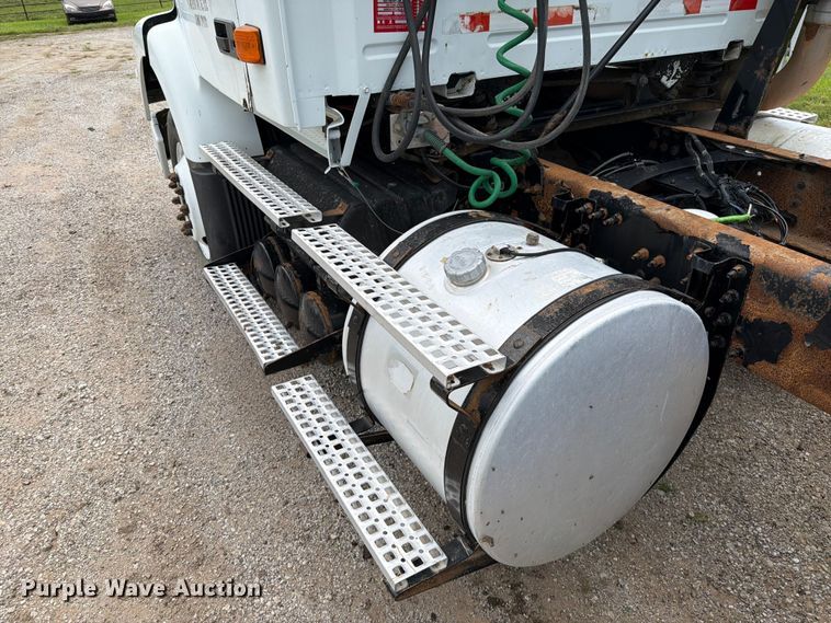 image for item EO8685 2006 Volvo VNM semi truck