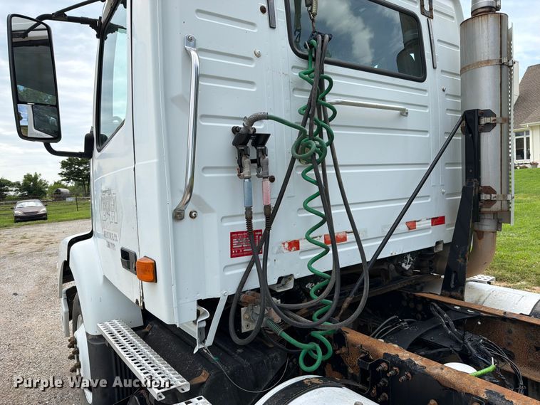 image for item EO8685 2006 Volvo VNM semi truck